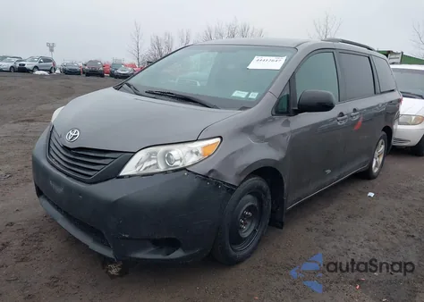 2017 Toyota Sienna Le 8 Passenger z USA, uszkodzony, nr VIN 5TDKZ3DC9HS858810